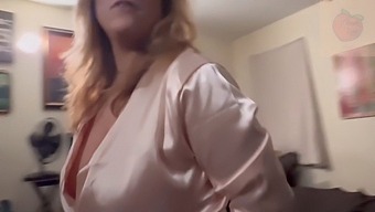 Mama Vitregă Milf Vine La Pachet (Ordin Personalizat)